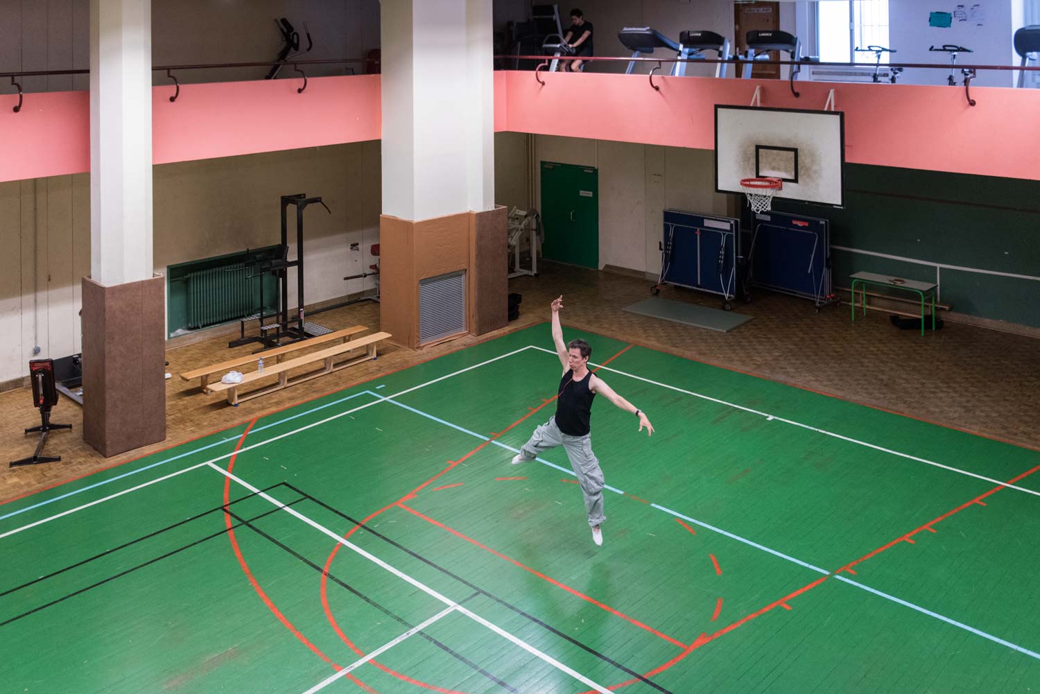 ENS, Département de physique, Takis Kontos s'exerce à la danse classique dans le gymnase de l'Ecole Normale Supérieure à l'heure du déjeuner, .