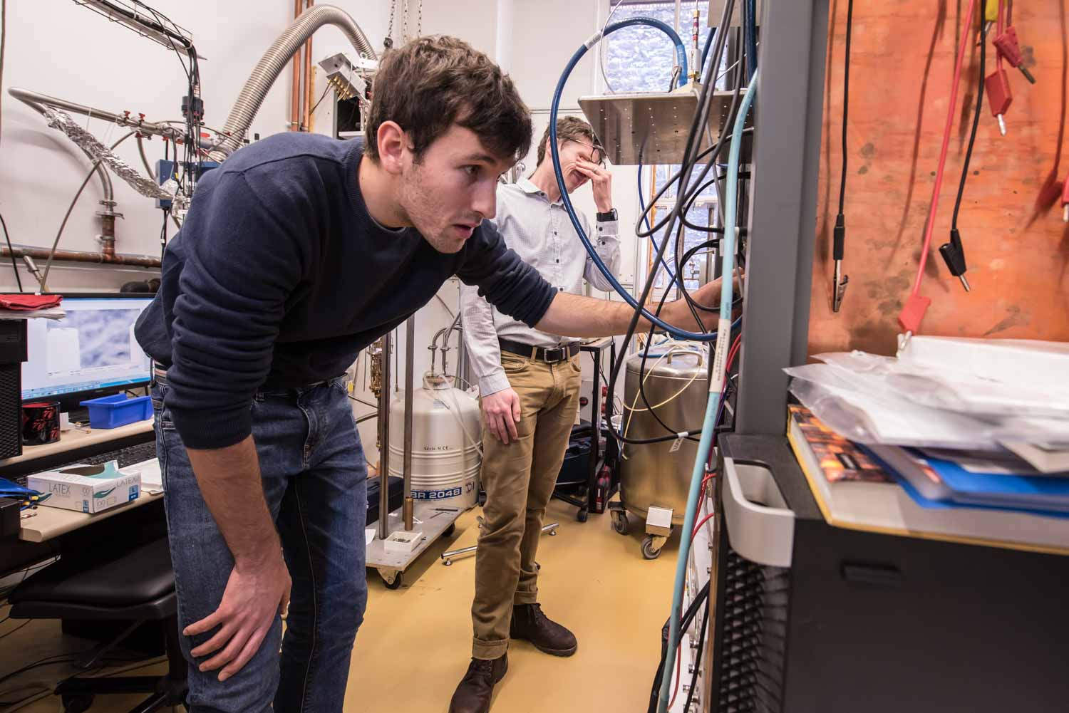 ENS, Département de physique, LPA. Laboratoire Pierre Aigrin . recherche sur les circuits quantiques hybrides. Tino Cubaynes doctorant et Mathieu Delbecq chercheur. Tino conduit un expérience de physique quantique dans laquelle il utilise des circuits de nanotubes de carbone. Mathieu supervise les opérations et lui apporte son aide et son expertise. Malgré leur effort cette première tentative expérimentale est un échec.