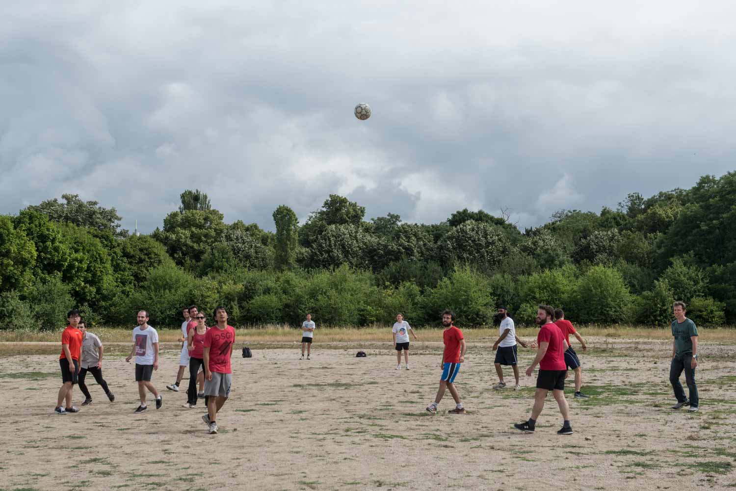 LPA. Laboratoire Pierre Aigrin . En ce début d'été 2017, Un tournoi de football réunit au bois de Vincennes les étudiants et les chercheurs du LPA. A défaut d'avoir réussi à trouver le terrain de football initialement prévu, l'équipe se retrouve à jouer sur un terrain vague, et finit très vite par s'adapter.