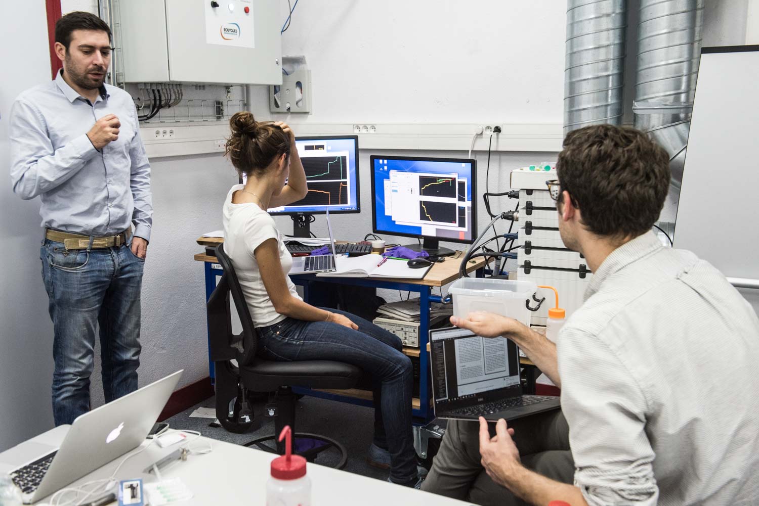 LPS. laboratoire physique Statistique. Equipe Micromegas de Lyderic Bocquet. Antoine Nigues Post-doctorant, Laetitia Jubin doctorante et Steve H. Donaldson un étudiant chercheur américain qui a obtenu une bourse pour étudier à l'ENS. Il s'intéresse à l'utlisations de gros diapasons comme instruments par les équipes du laboratoire Micromégas. Les trois chercheurs devant les courbes issues d'une expérience où des liquides sont confinés par une sphère.