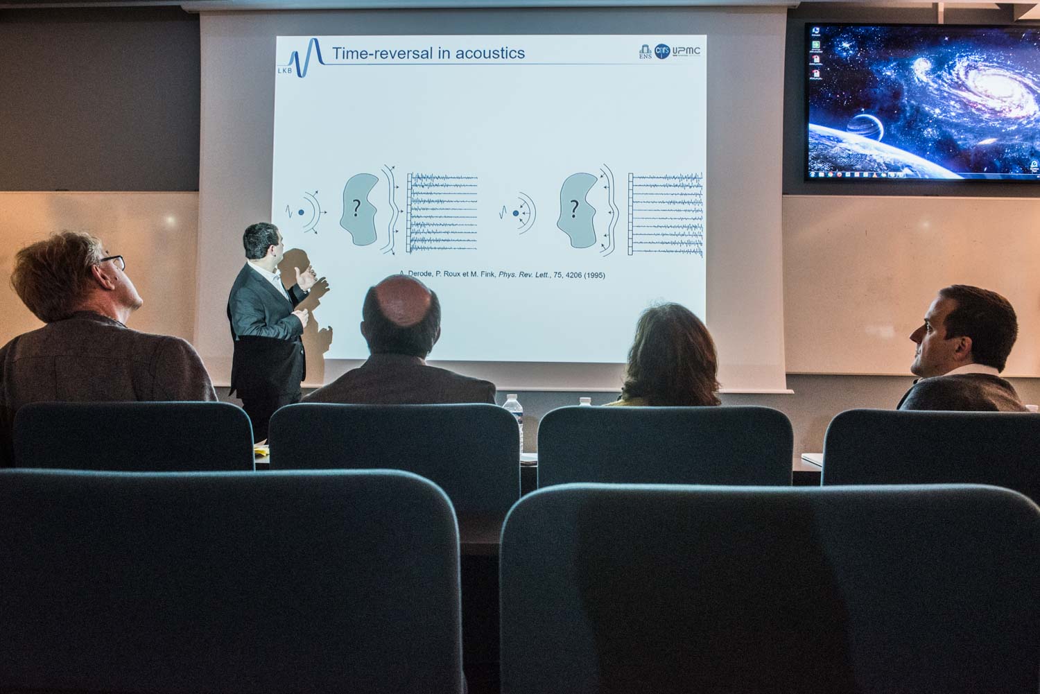 ENS, Département de physique, LKB (Laboratoire Kastler Brossel) Laboratoire d'imagerie optique dans les milieux complexes et biologiques dirigé par Sylvain Gigan. La soutenance de thèse de Mickael Mounaix devant les membres du jury (à droite Sylvain Gigan) dans un amphithéatre de l'université de Jussieu. Son projet de thèse porte sur le contrôle spatio-temporel d'une impulsion de lumière ultracourte (laser femtoseconde) à travers des milieux de diffusion multiples.