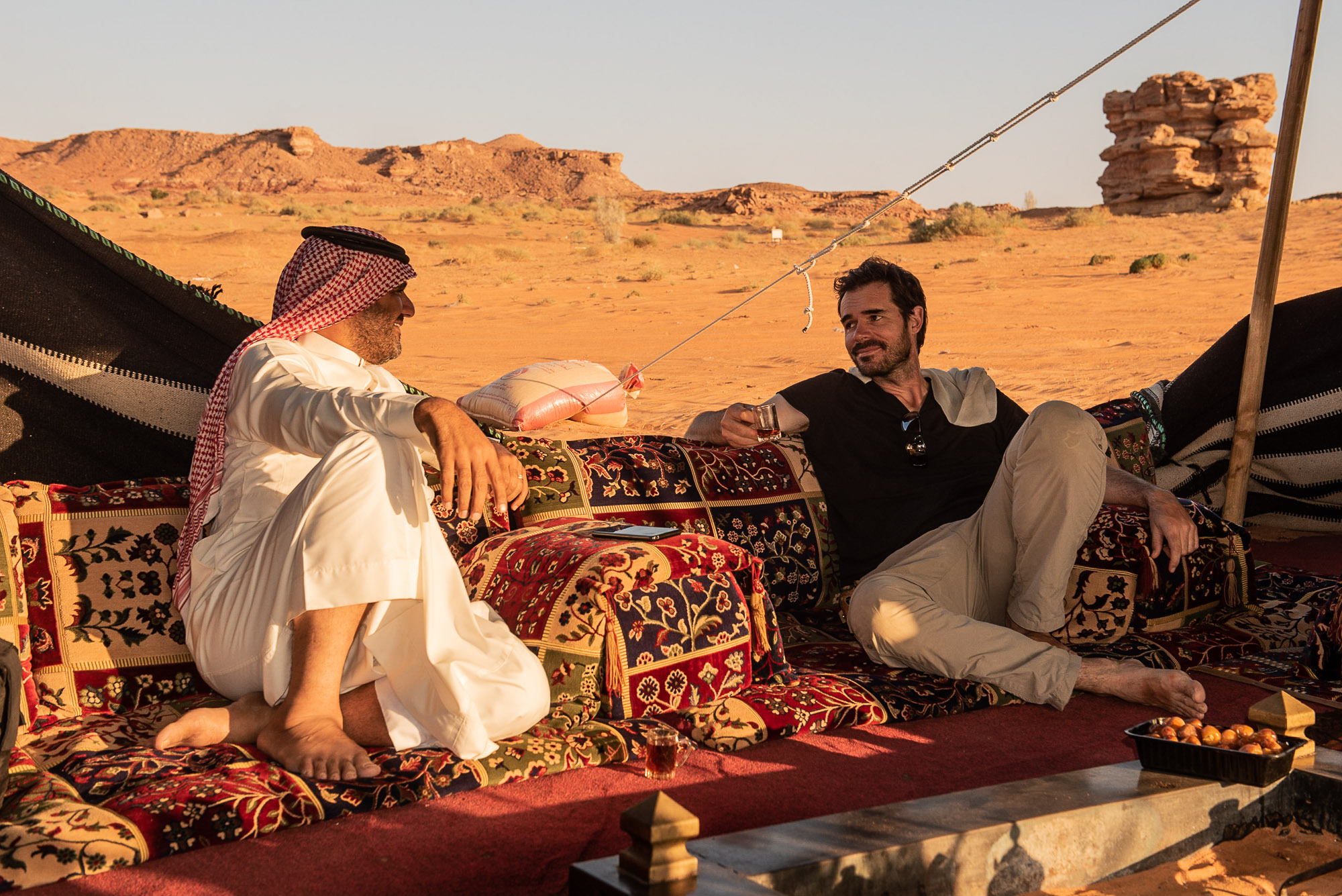 Arabie Saoudite, Al Jawf, Sakaka. Guillaume Charloux, Arrchéologue (CNRS) fait une pause sous une tente bédouine avec un des responsables locaux de la SCTH (Saudi Commission for Tourism and Heritage).