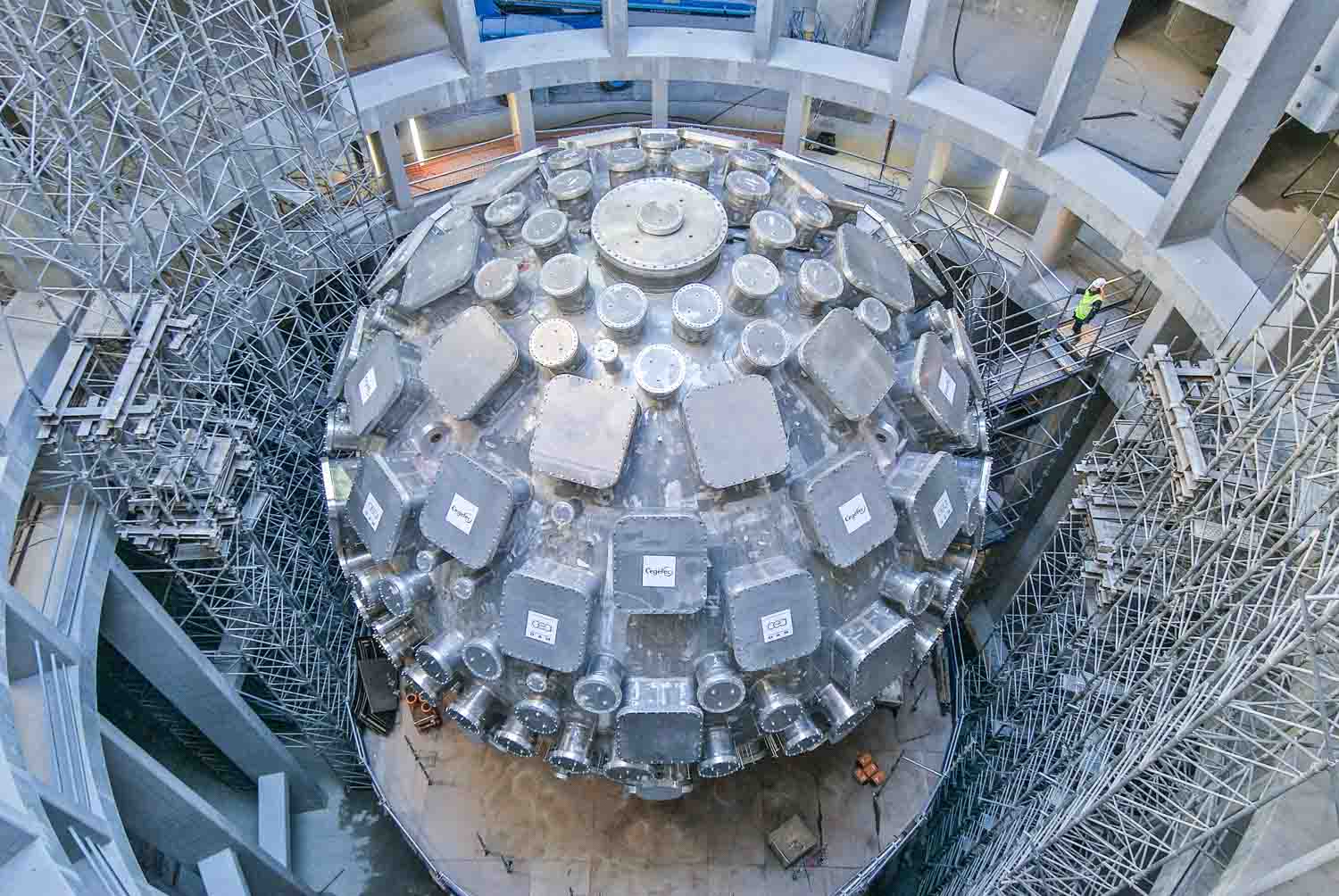 Un laboratoire pour la bombe H. Programme de simulation de l'arme nucléaire. Bordeaux. CEA. site du CESTA. La chambre d'expérience du Laser Mégajoule dans son enceinte de béton. c'est une sphère de 10m de diamêtre, de 10 cm d'épaisseur et de 140 tonnes. Vers elle, convergeront 240 faisceaux laser, qui serviront à déclencher des expériences de fusion nucléaire sur d'infimes quantités de deutérium et de tritium. Les hublots carrés sont destinés à faire entrer les faisceaux laser et les hublots ronds les appareils de diagnostics.Le Laser Mégajoule est un outil expérimental du programme de Simulation du CEA destiné à garantir la fiabilité et la sûreté des armes nucléaires, sans recourir aux essais auxquels la France a renoncé depuis 1996.