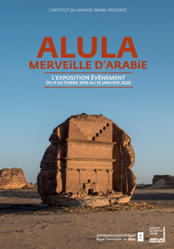 Photographie du tombeau Qasr al Farid illustrant une affichette de l'exposition "Alula merveille d'Arabie"